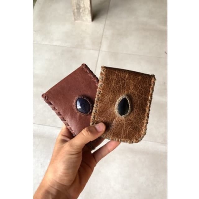 Carteira de couro com pedra