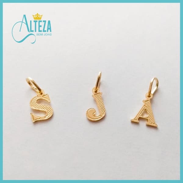 | SEMI JOIA | Pingente Letra Delicada Inicial do Nome Banho a Ouro Legítimo 18k