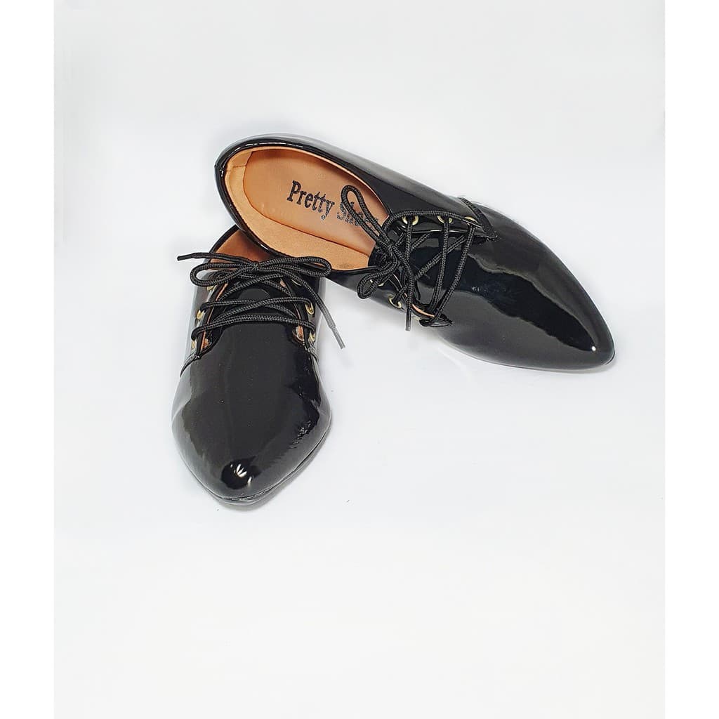 Tênis oxford helena verniz feminino bico fino moda casual dia a dia.