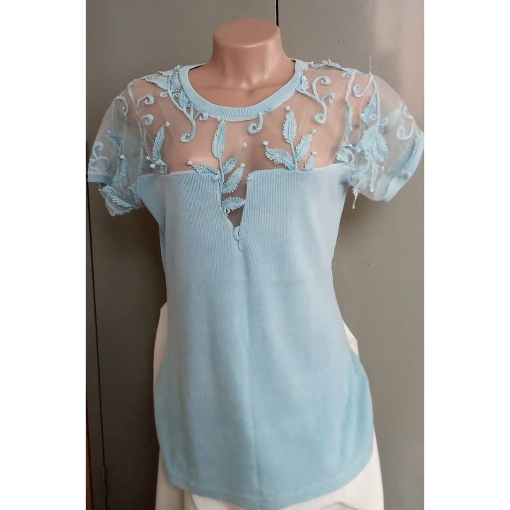 Blusinha tipo camiseta com detalhes e transparência nos ombros e nas mangas - Jus Dorange