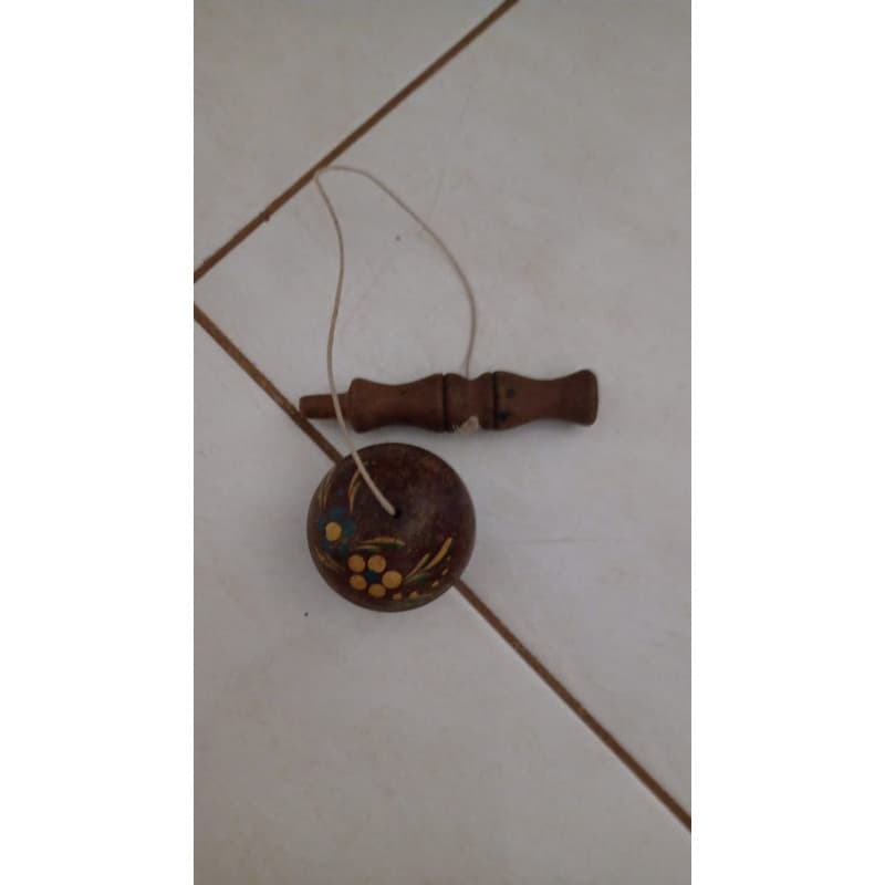 Brinquedo de madeira antigo barbante