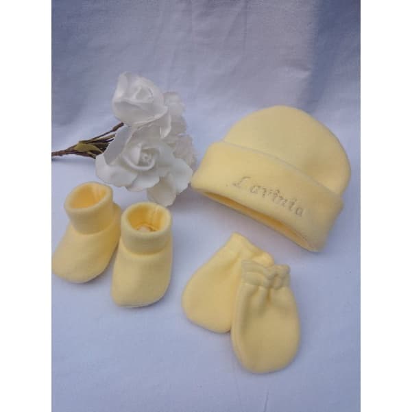 kit três peças: Touca para bebê personalizada com nome, sapatinho e luvinha. Saída maternidade, recém nascido!