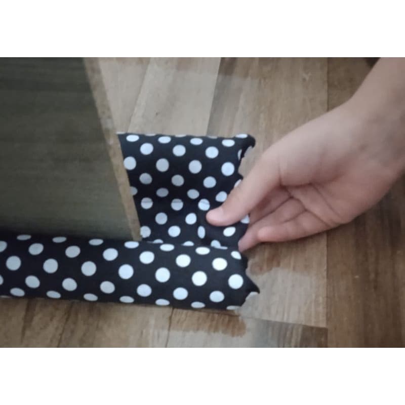 protetor de porta duplo preto poá de tecido com 80 cm