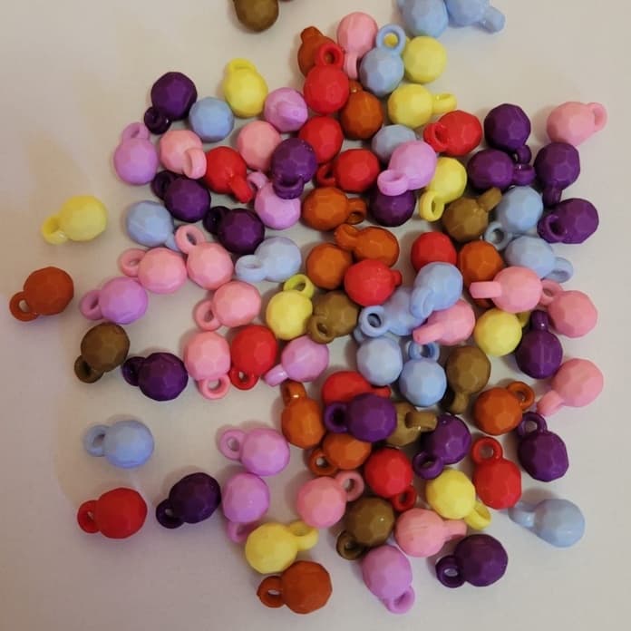 25 Pingente de Bola Sextavada 8mm, coloridas, em plástico