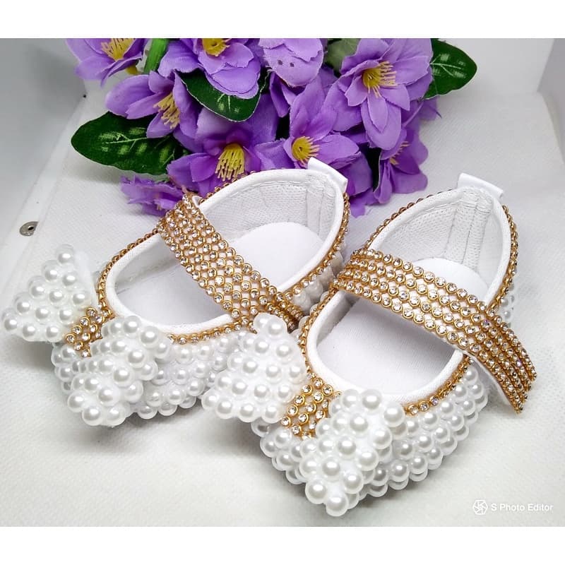 Sandalia para bebes de pérolas brancões a