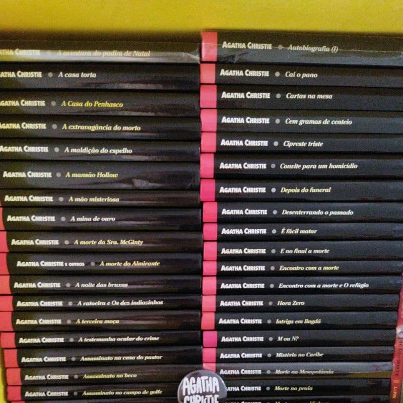 Com a morte e o refúgio mistério no Caribe rua hickory o detetive Parker pyne homem terno marrom sittaford treze a mesa