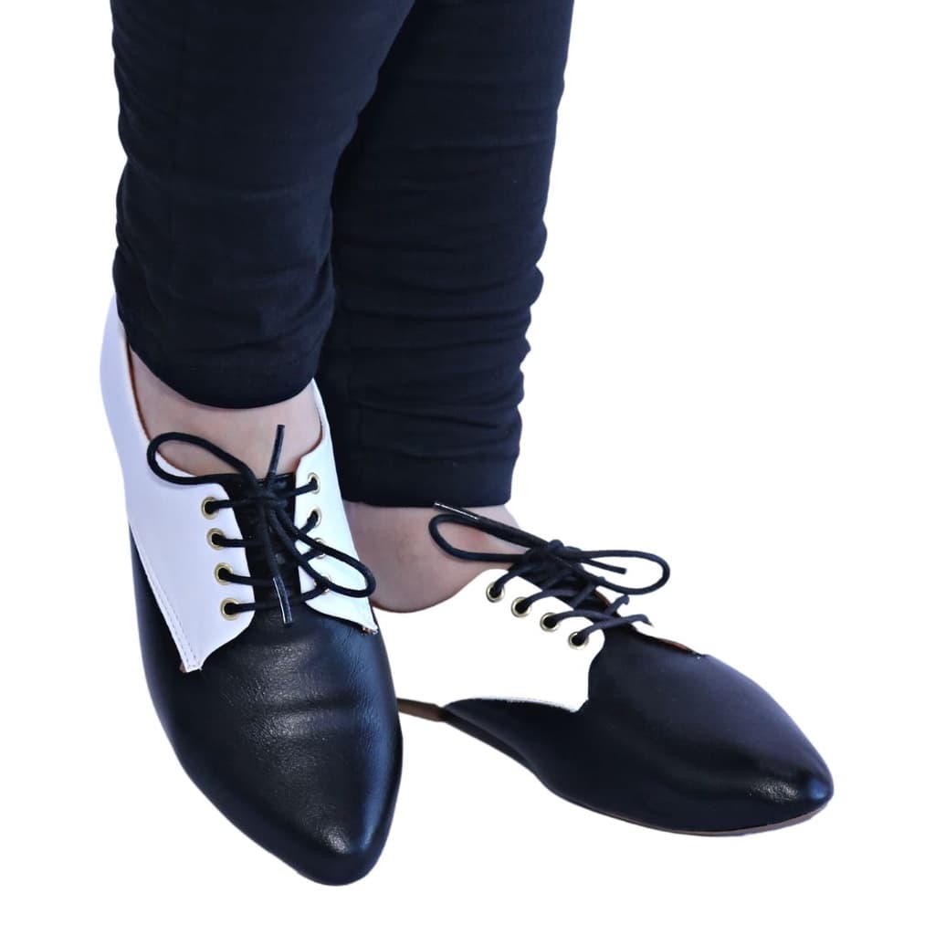 Sapato Oxford Preto e branco bico fino Sapato Oxford