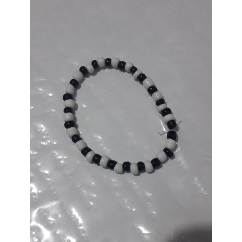 Micangas- pulseirinhas com cores intercaladas , super básicas porém lindas😍