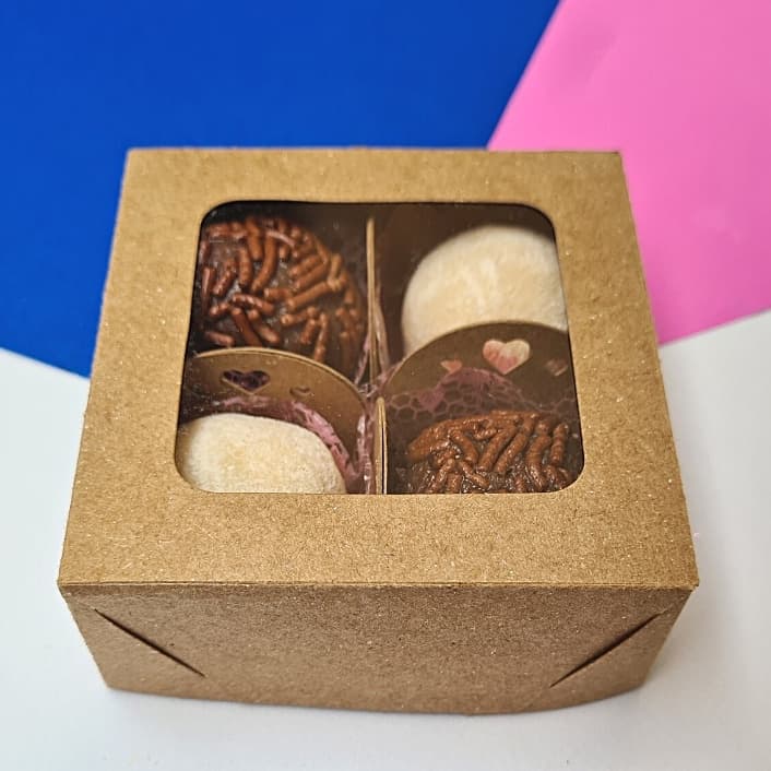 Kit 10+ Caixas KRAFT 4 doces com visor 7,5x7,5x3 cm. Embalagem para doces, presente e artesanato.