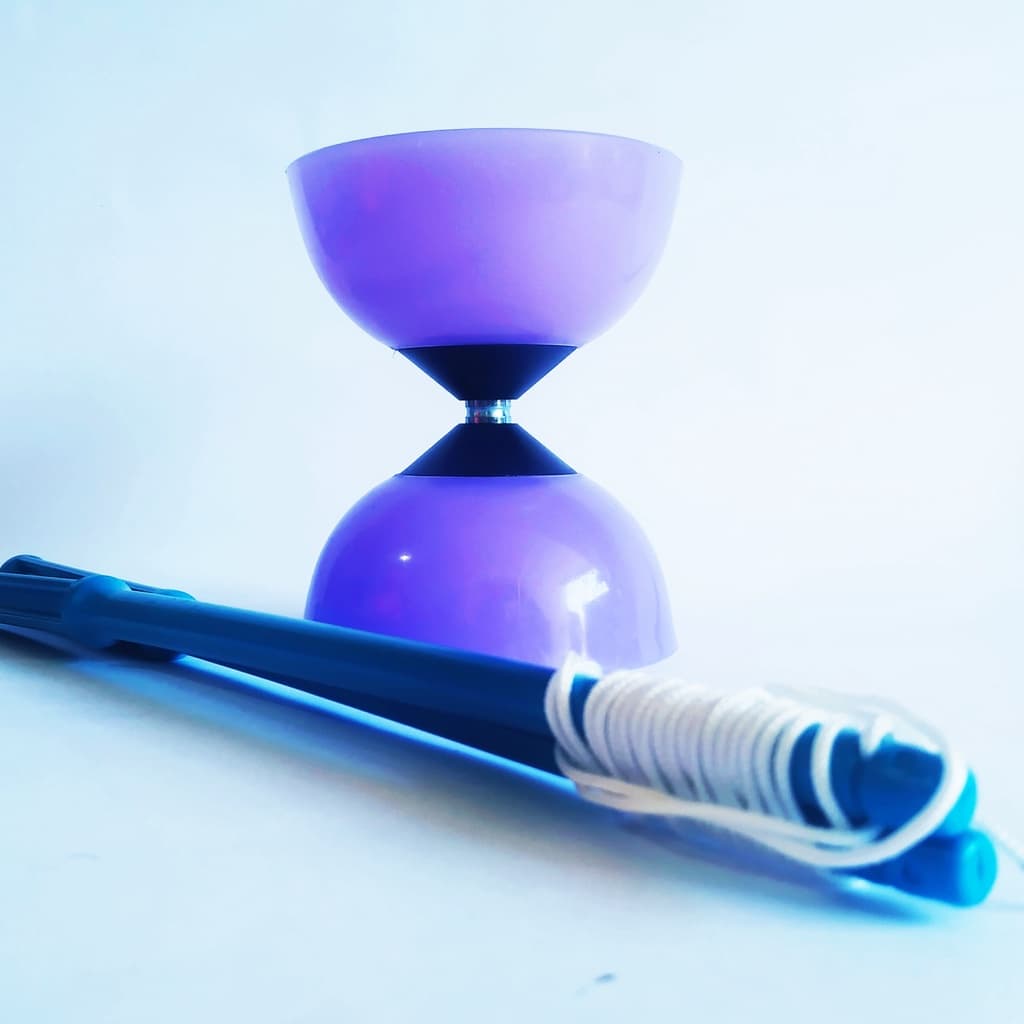 Diabolo Profissional de 120 mm Com Par de Baquetas Ioiô Chinês Super Resistente (Yoyo, Ioiô, Io-io) Pró Circo