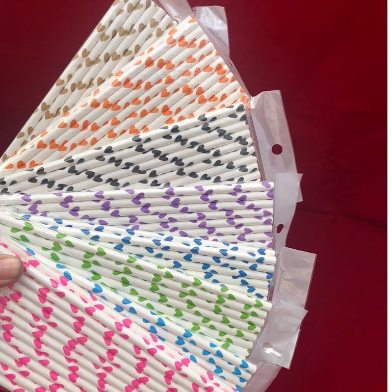 Kit 25 Canudo biodegradável de papel branco decorado coração topo de bolo 6mm Q19