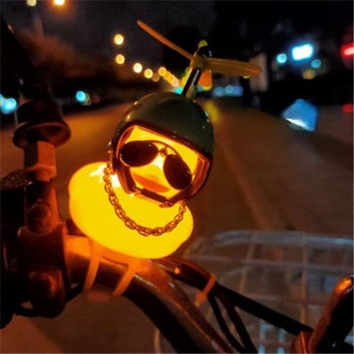 patinho com capacete óculos para moto