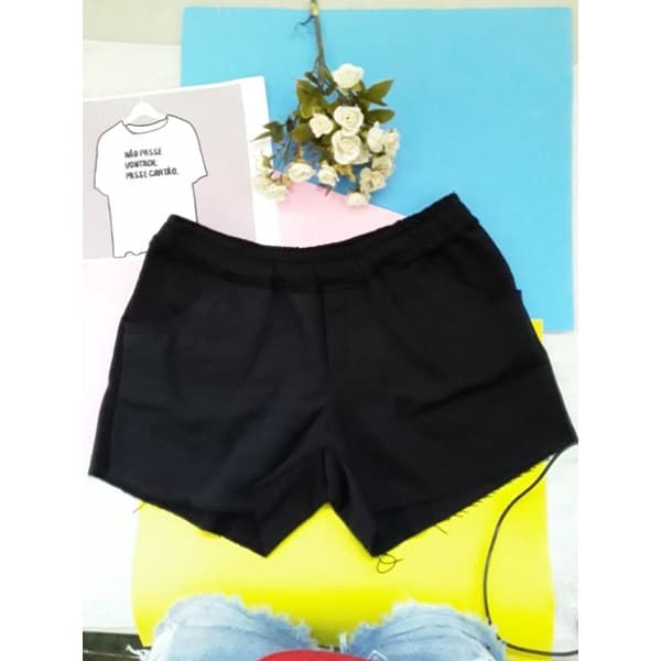 Short Moleton disponível na cor preta com bolsos nas laterais e dois bolsos na parte de trás