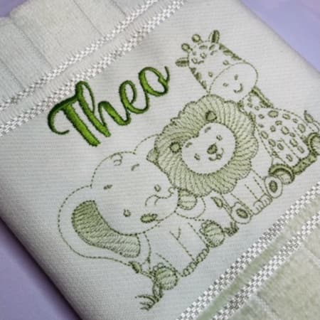 Toalha Bordada Personalizada Com Nome Safari Contorno Elefante Leão e Girafa