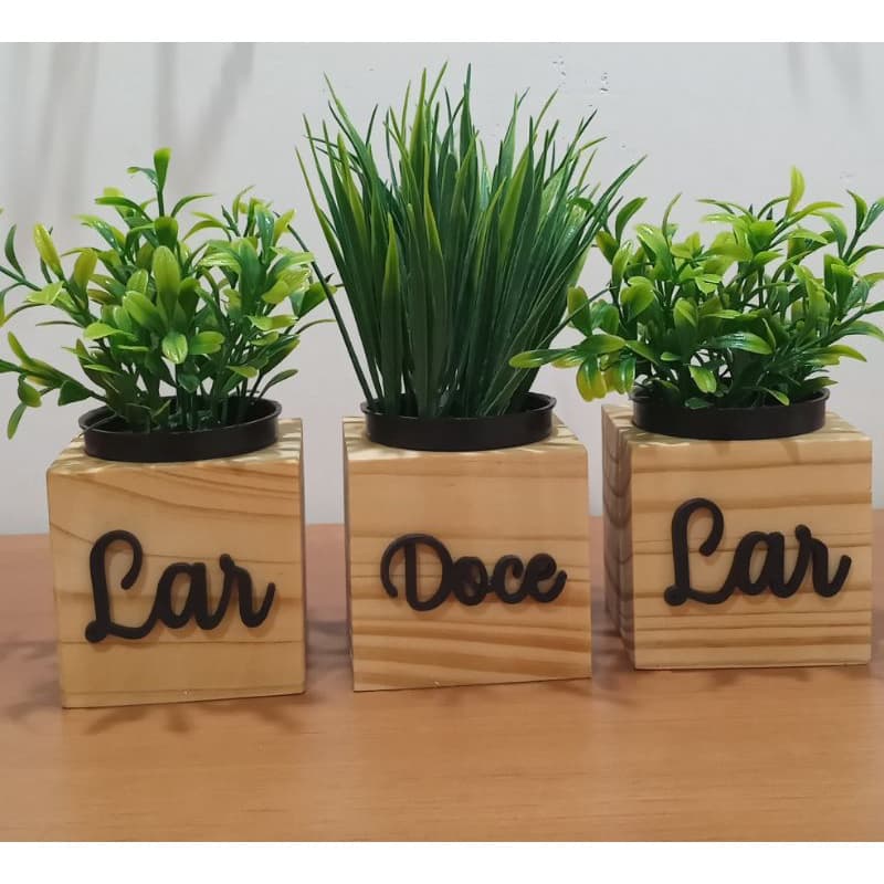 3 vasinhos de madeira com plantinha artificial/decoração