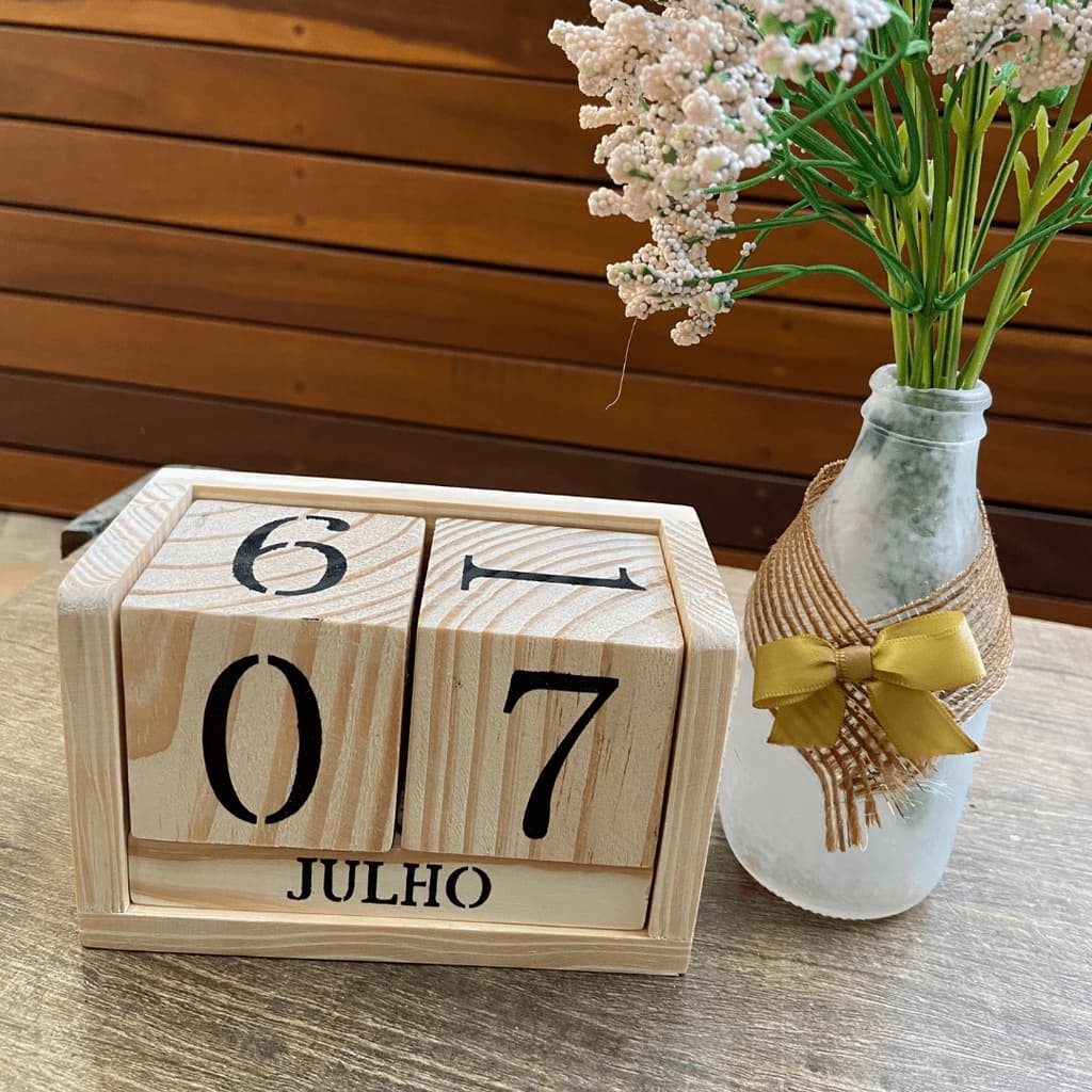 Calendário Permanente em Madeira Pinus Decorativo de Mesa