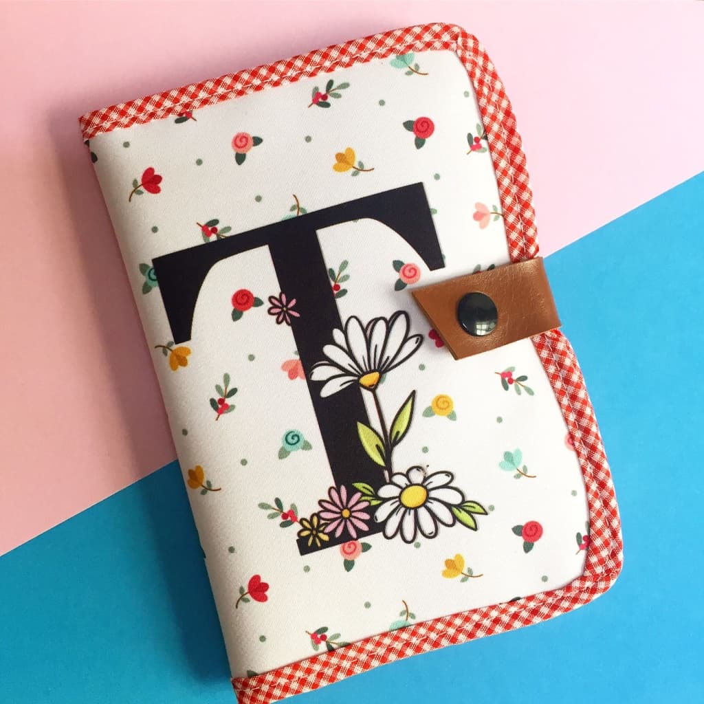 Porta Documentos Infantil Personalizado com Letra – Passaporte, Carteira de Trabalho e Caderneta do Bebê