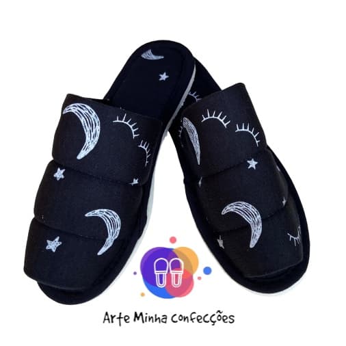 Pantufa Chinelo De Quarto unissex com estampa de Lua e estrela com fundo preto, aberta, Em Tecido Malha, Solado Flexível, Conforto para Casa ou Maternidade- estampada