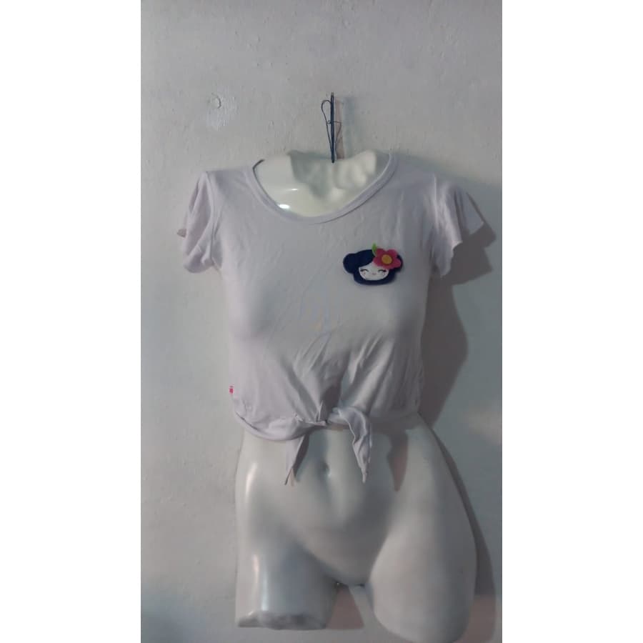 Blusa branca Com flor adulta usada