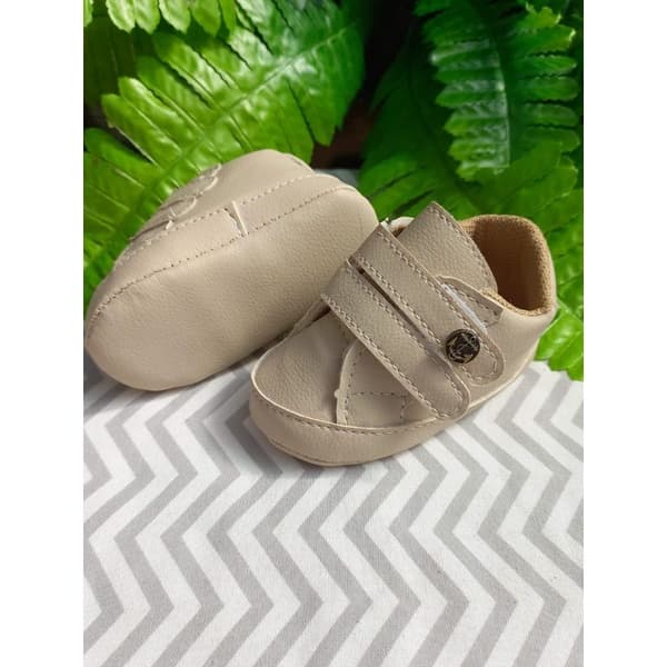 sapatinho para bebê menino estilo botinha; sapato recém nascido masculino; calçado bege infantil; sapato recém-nascido