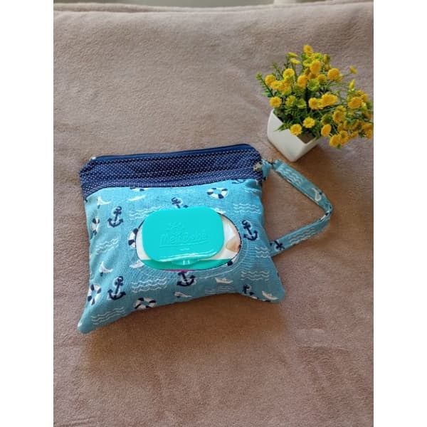 Necessaire porta lenço umidecido e fralda.