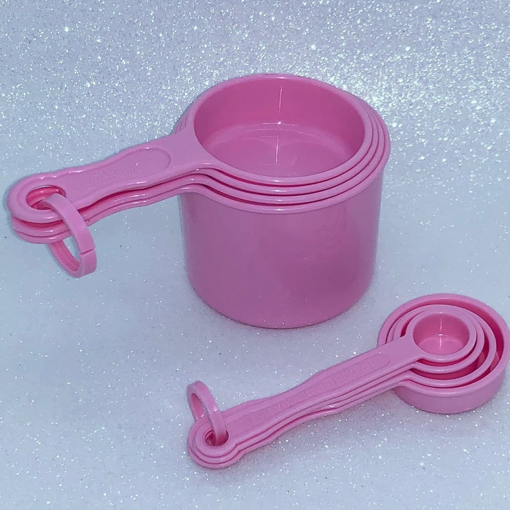 xicara e colher medida rosa