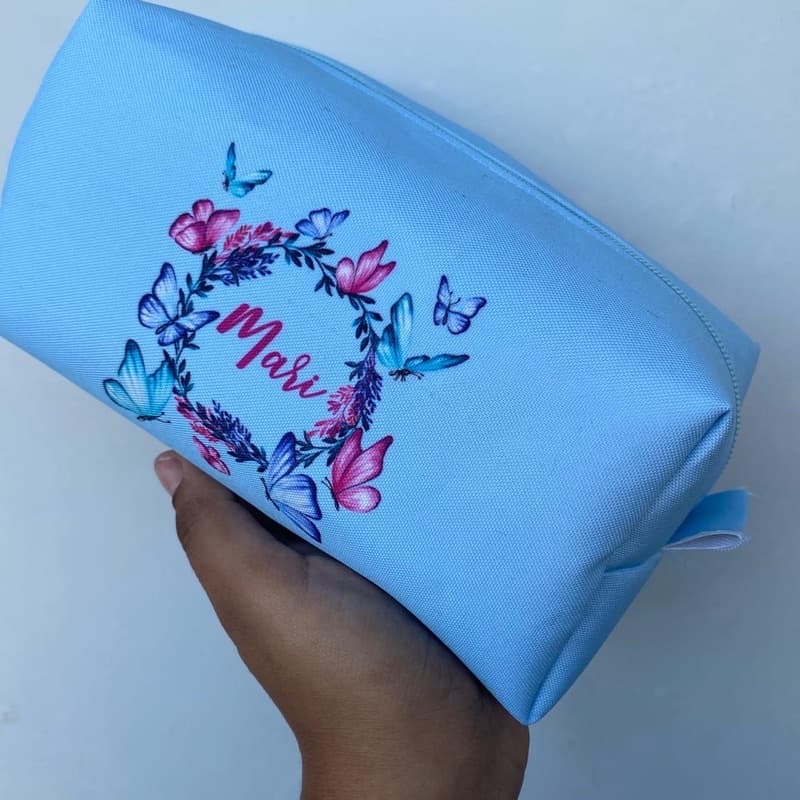 PRODUÇÃO EM 1 DIA ÚTIL + FRETE - Necessaire Personalizada Com Nome Azul Serenity, Azul Celeste, Azul Bebê