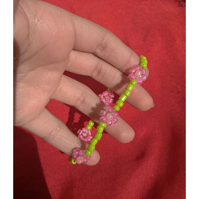 Pulseira floral de miçangas