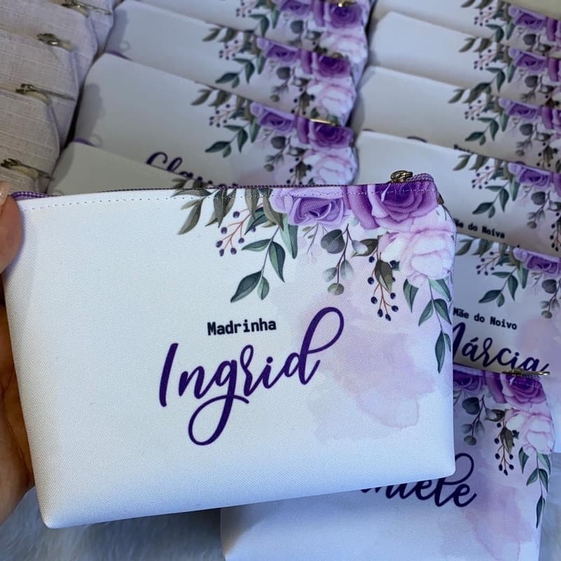 PRODUÇÃO 1 DIA ÚTIL  + FRETE - Necessaire Personalizada Casamento Lilás p/ madrinha, padrinho, mãe da noiva.