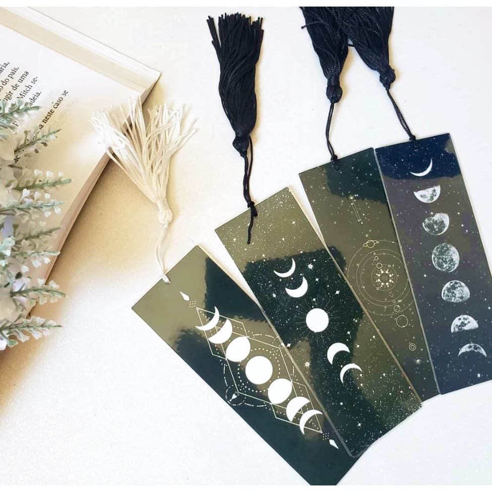 Marcador de Páginas Lua em Fundo Preto Moon Black Plastificado com ou sem Tassel