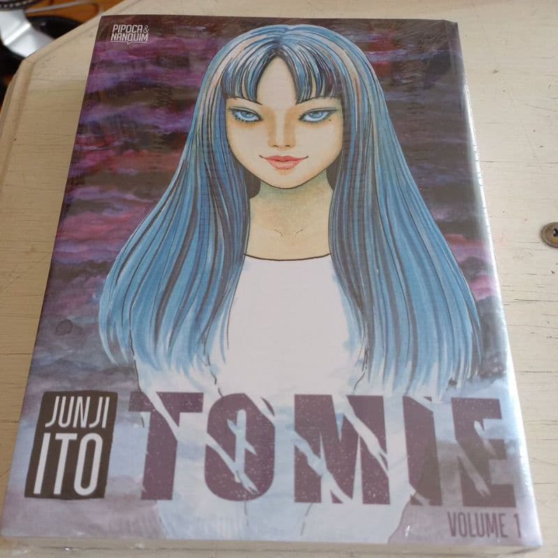 Tomie 1 - Junji Ito (lacrado) + 4 cards dourados exclusivos