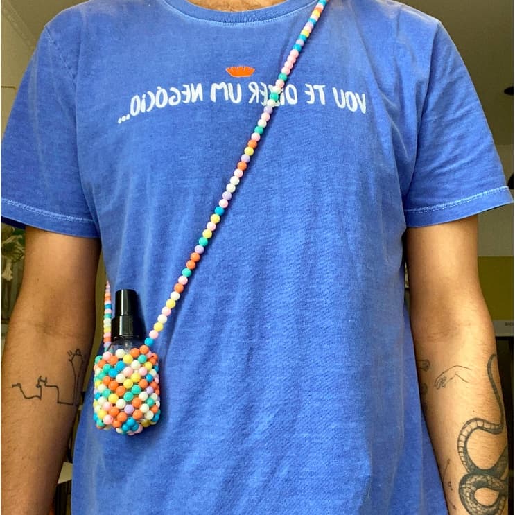 Porta álcool gel/liquido com cordinha de miçanga