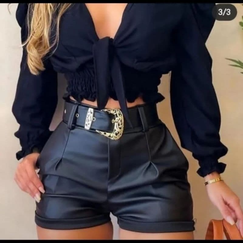 Shorts couro fake ecológico com cinto dourado, gringo