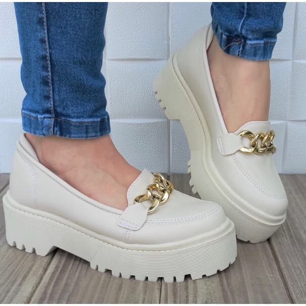 Mocassim Blogueira Feminino Tratorado Com Solado Alto Leve Sapato Plataforma Com Metal Dourado Corrente