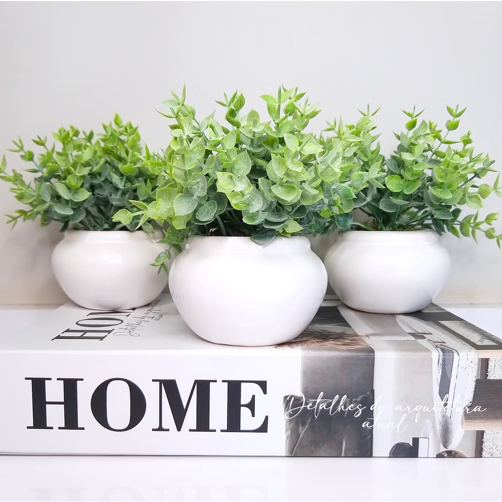 Vasinho de cerâmica com folhagem de eucalipto artificial para decoração