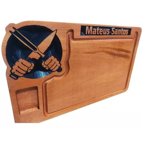 Tabua de madeira para churrasco personalizada com nome e logos