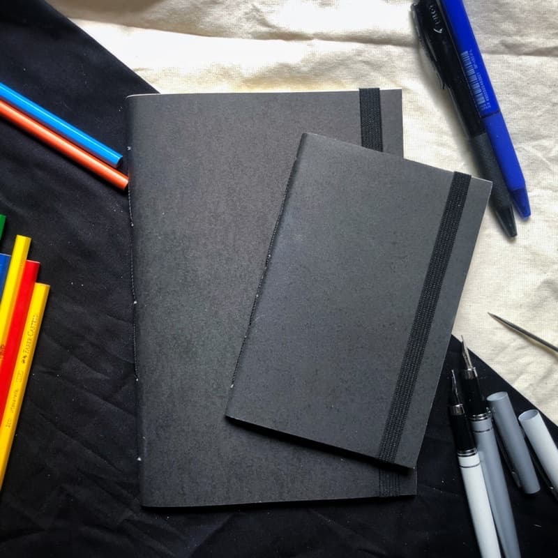 Sketchbook com 150 páginas | 75 folhas, Off-set ou Pólen Bold, capa Preta ou Kraft.