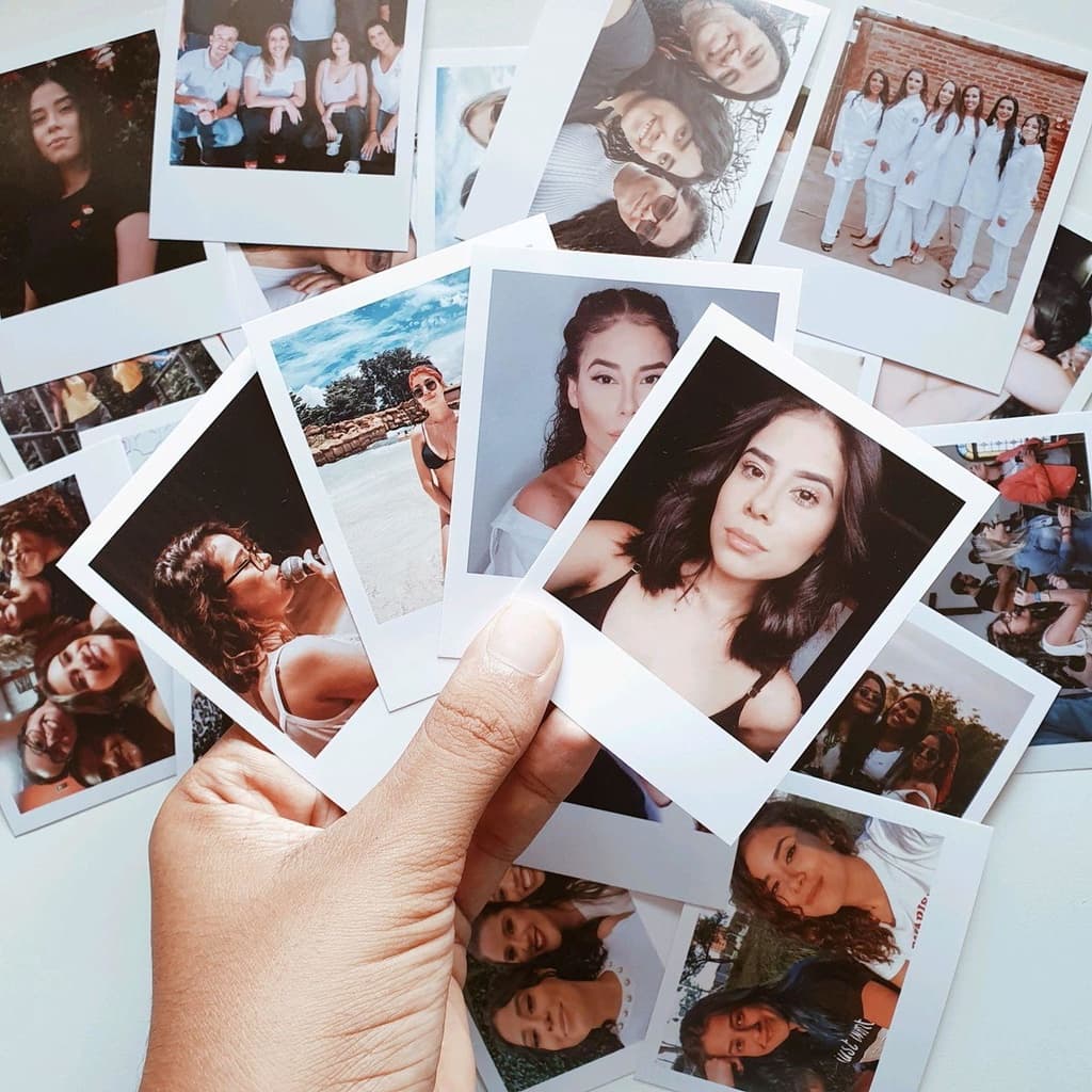 16 mini fotos Profissionais personalizadas com Legenda ou Spotfy - Envio imediato - Não desbota. cabe no celular.