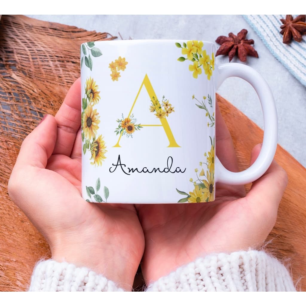 Caneca Com Inicial e Nome Floral Porcelana Personalizada Presente 325ml Temos Todas as Letras