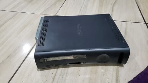 Xbox 360 Fat Preto Só O Aparelho Sem Nada E Ele Funciona Mas O Leitor Não Leu. E Tá Com Hd De 20gb. K20