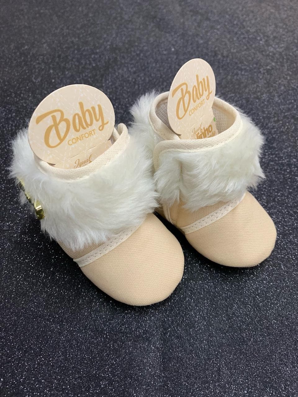 Sapatinho de bebê recém nascido - Botinha de Pelinho Marfim c/ Lacinho Dourado Feminina