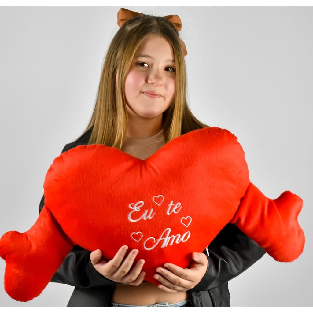 Coração De Pelucia Com Mão, Grande Bordado  \ Almofada Decorativa Coração Grande 68 Cm