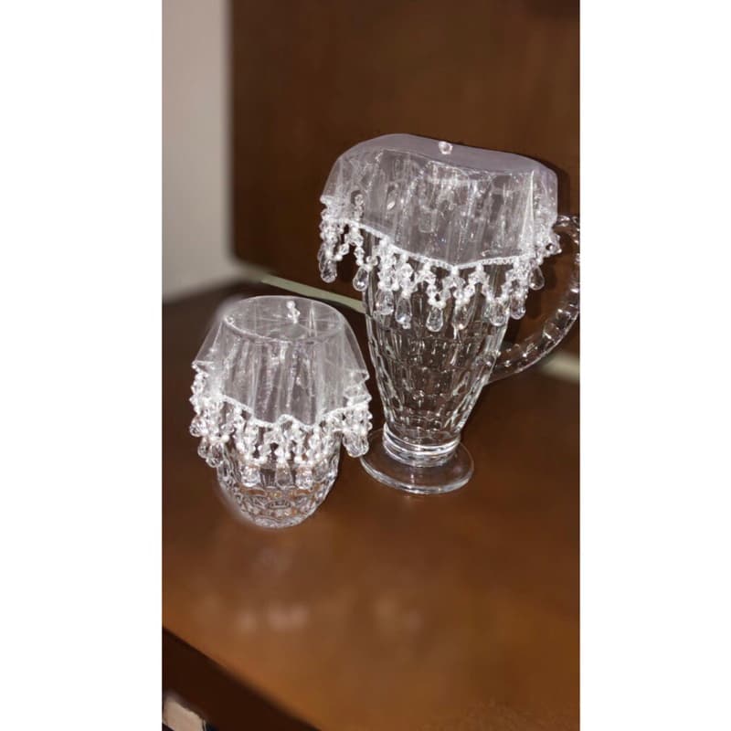 Cobre jarra em pedraria