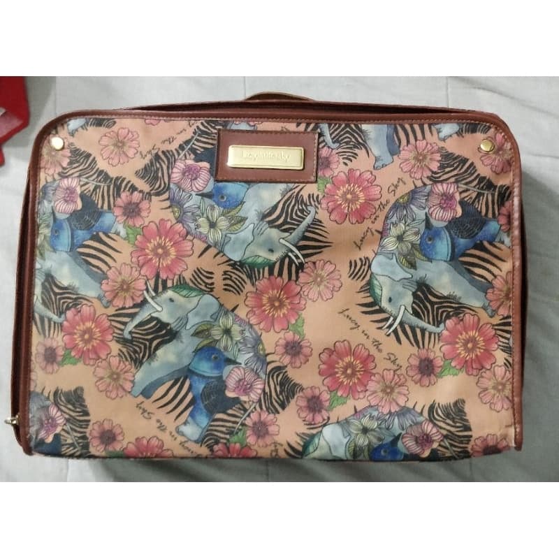 Mala retrô valise Lucy In The Sky estampada maravilhosa seminova