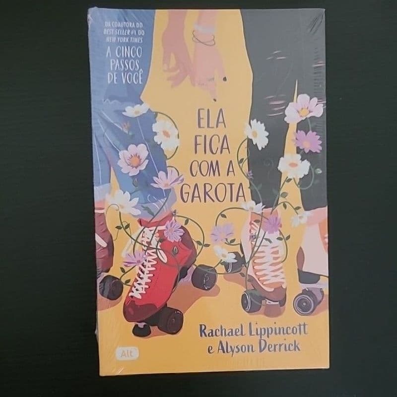 Ela fica com a garota livro lacrado