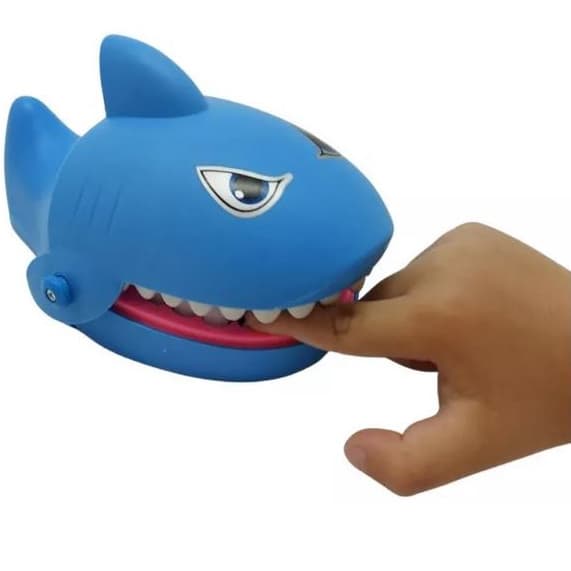 Tubarão Dente Fecha Boca Morde Dedo Dentista Shark Attack