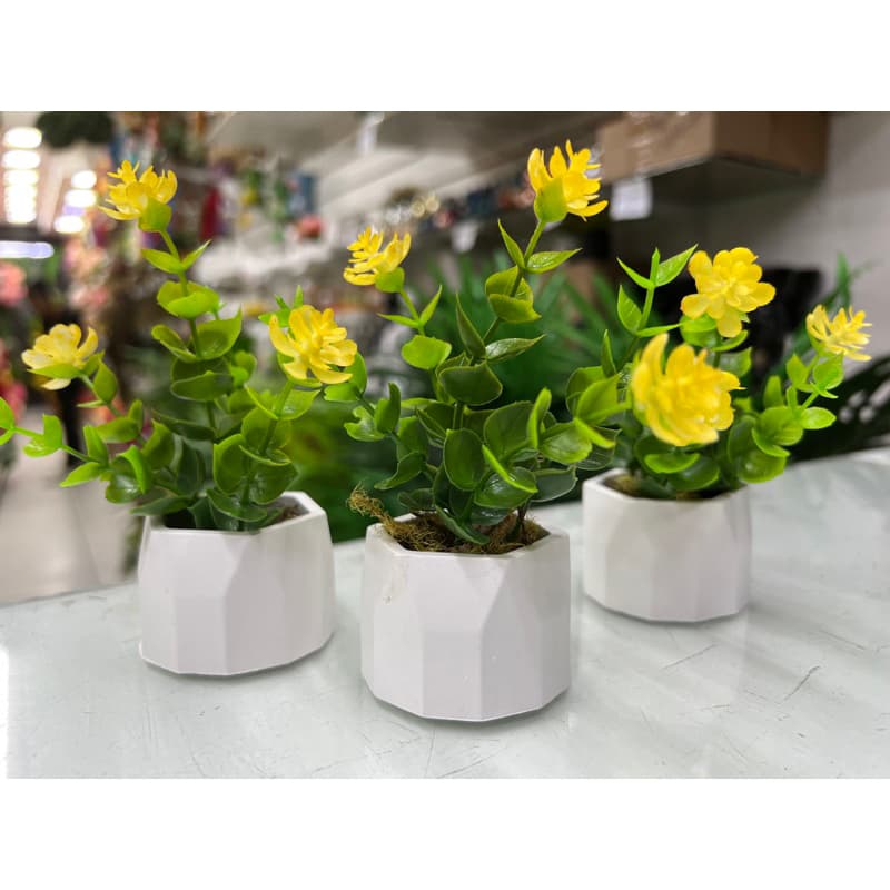 Kit com 3 arranjo de  florzinha amarelo no vaso de gesso mini