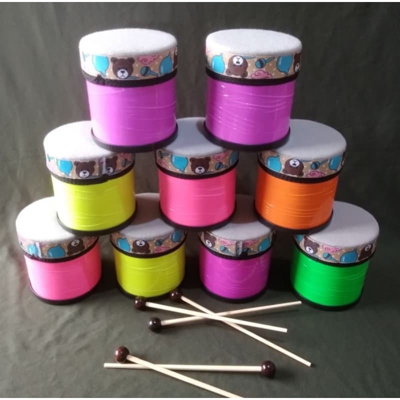 Tambor pequeno colorido com baqueta