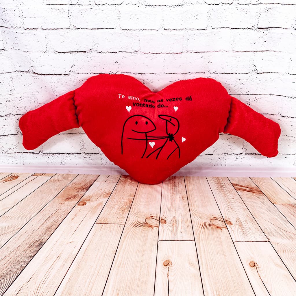 Coração de pelúcia bordado "Te amo, mas as vezes da vontade de..."