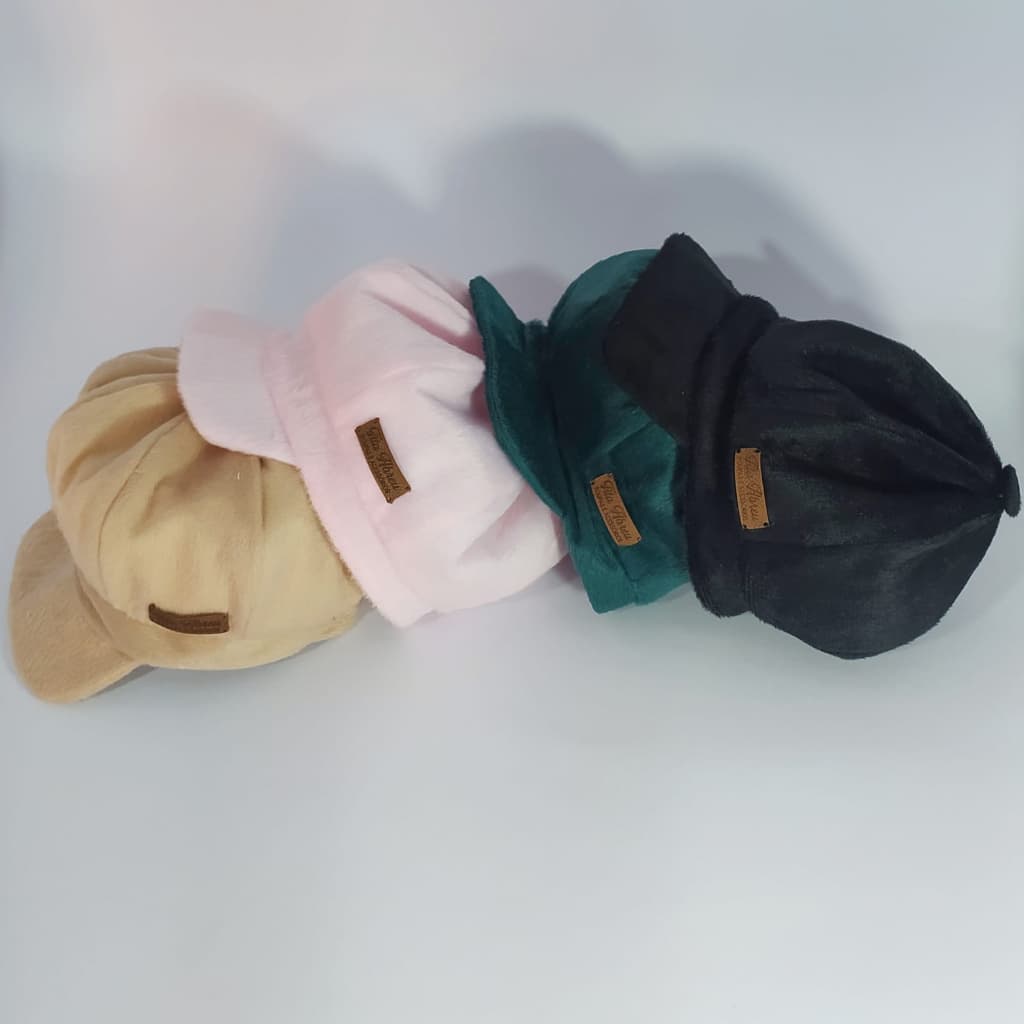 Boné/boina infantil coloridos com aba para meninos e meninas.